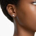Stilla stud earrings, Round cut, White, 18K gold finish - Image 2
